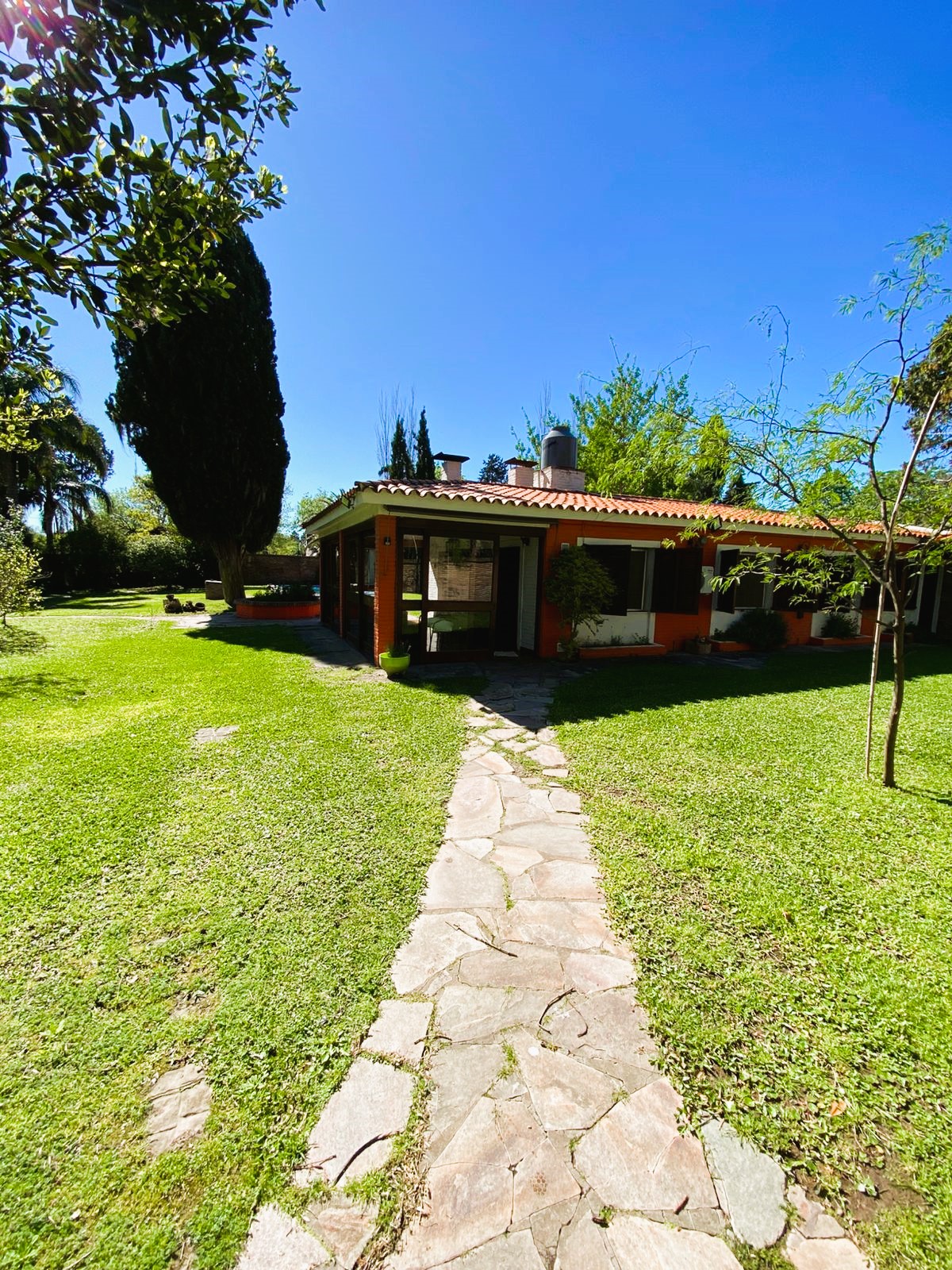 FUNES – GARITA 11 VENTA – CASA 4 DORMITORIOS + JARDÍN + PISCINA